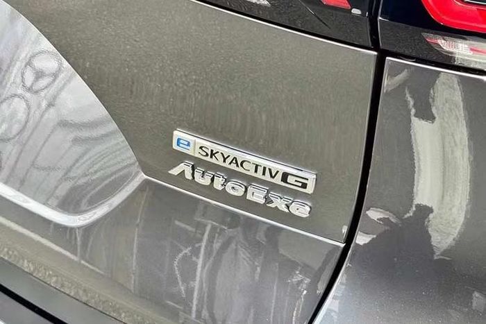 Gói độ còn có cánh gió nóc kiểu đuôi dài với các cánh ổn định, ốp che mưa cửa kính và bộ tay nắm cửa hoàn thiện dạng sợi carbon. Autoexe hiện cũng phát triển hệ thống 4 ống xả cho bộ kit này.
