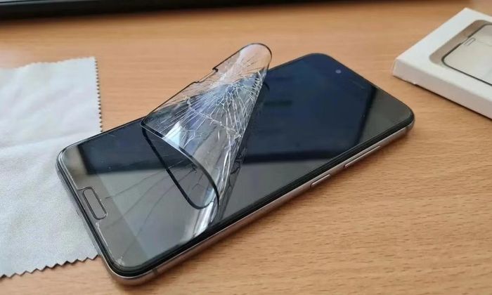 Miếng dán chủ yếu hạn chế trầy xước, trong khi ốp lưng phù hợp có thể hỗ trợ bảo vệ smartphone khi va đập.