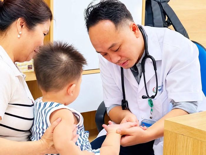Bác sĩ thăm khám cho bệnh nhân - Ảnh BVCC