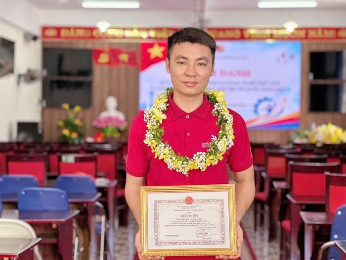 Ông Nguyễn Trung Thao, giảng viên Trường Cao đẳng Lào Cai được nhà trường vinh danh sau khi cùng đoàn Việt Nam tham dự Kỳ thi kỹ năng nghề thế giới lần thứ 48.
