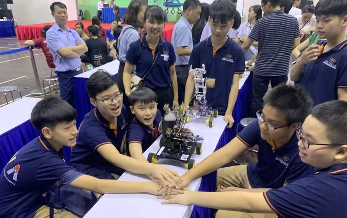 Học sinh Trường THCS Chu Văn An đưa sản phẩm của mình nghiên cứu đi thi. Ảnh NTCC