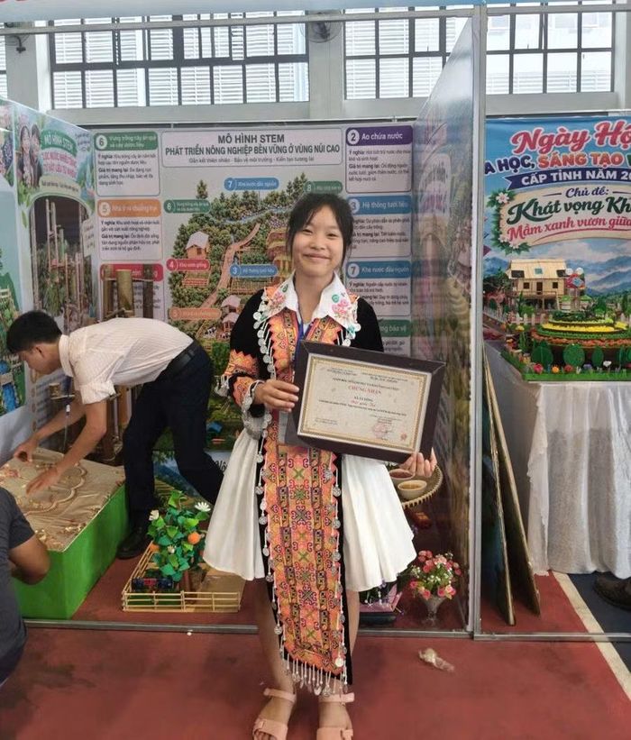 Em Chang Trúc Linh giới thiệu về mô hình “Giải pháp phát triển nông nghiệp bền vững ở vùng núi cao”.