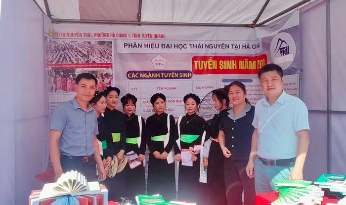 Sinh viên Phân hiệu đã có cơ hội trực tiếp tham gia các hoạt động tại địa phương.