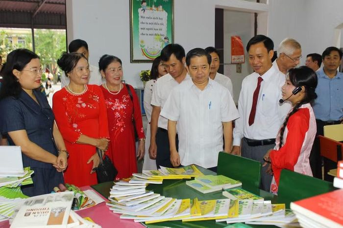 Đại biểu tham quan các gian trưng bày sách tại Trường THCS Thạch Khê.