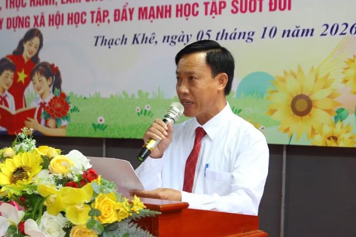 Ông Nguyễn Văn Kỳ, Hiệu trưởng Trường THCS Thạch Khê phát biểu hướng ứng Tuần lễ học tập suốt đời.