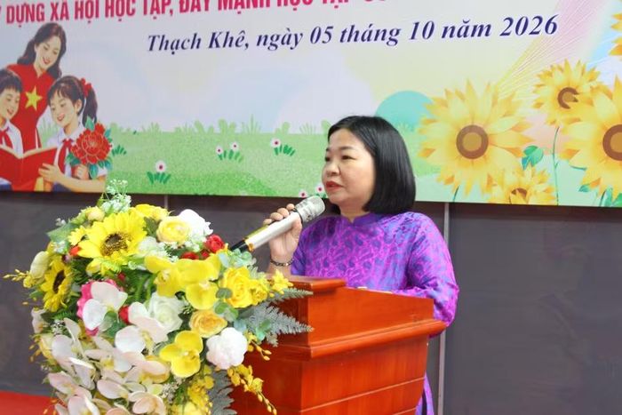 Bà Võ Thị Vinh - Phó Chủ tịch UBND xã Thạch Khê phát động Lễ khai mạc Tuần lễ hưởng ứng học tập suốt đời tại Hà Tĩnh.