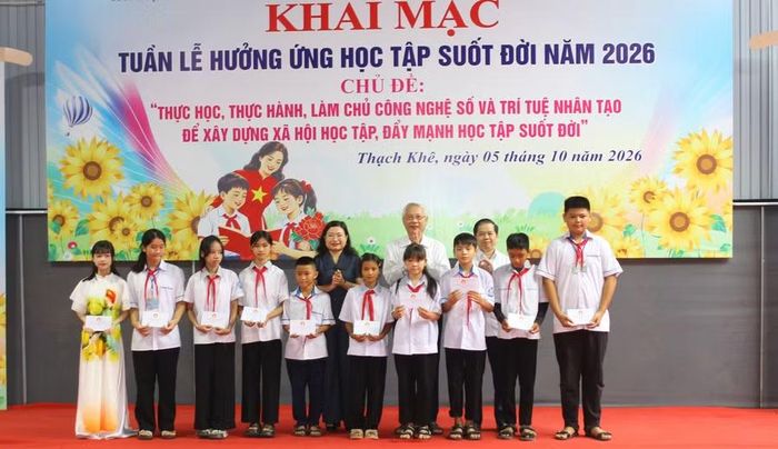 Đại diện UBND tỉnh và Hội Khuyến học Hà Tĩnh trao quà cho các học sinh có hoàn cảnh khó khăn tại xã Thạch Khê.