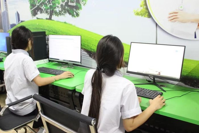 Học sinh Trường THCS Thạch Khê sử dụng thư viện số để tìm kiếm tài liệu, sách tham khảo.