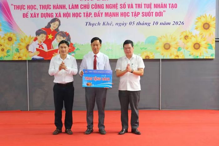 Đại diện Thư viện tỉnh Hà Tĩnh trao tặng sách cho thư viện Trường THCS Thạch Khê.