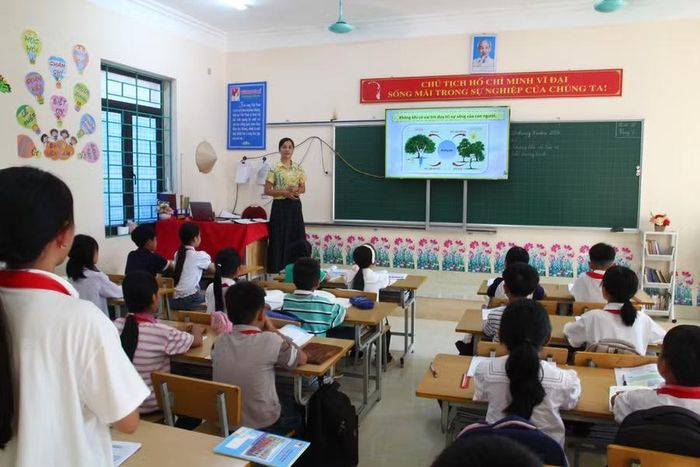 Cô Nguyễn Kim Sinh phổ biến về vai trò của không khí cho học sinh.
