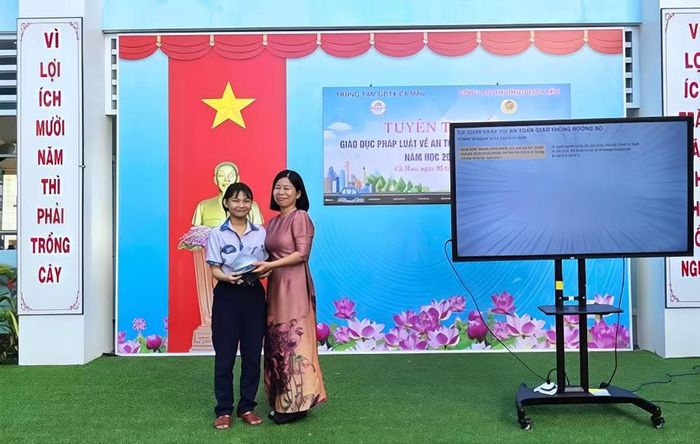 Lãnh đạo Trung tâm GDTX tặng quà cho học viên.