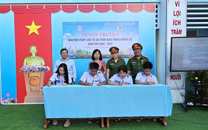 Học viên ký cam kết chấp hành pháp luật khi tham gia giao thông.