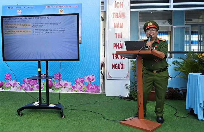 Công an phường Bạc Liêu phổ biến kiến thức pháp luật về an toàn giao thông đường bộ đến học viên.
