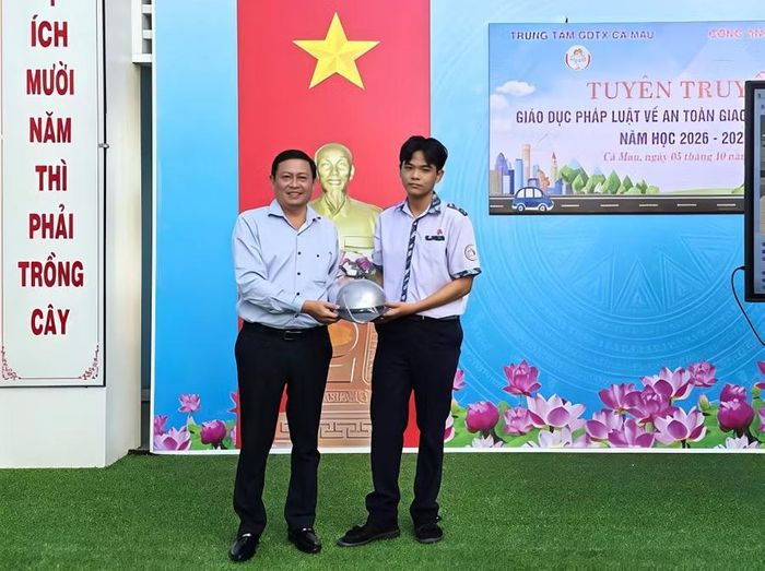 Ông Nguyễn Quốc Tuấn, Giám đốc Trung tâm GDTX Cà Mau tặng quà học viên,