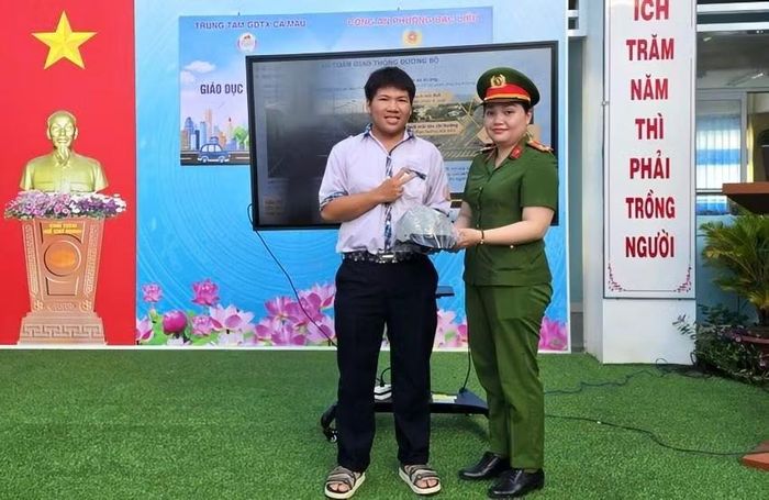 Cán bộ Công an phường Bạc Liêu tặng quà cho học viên.