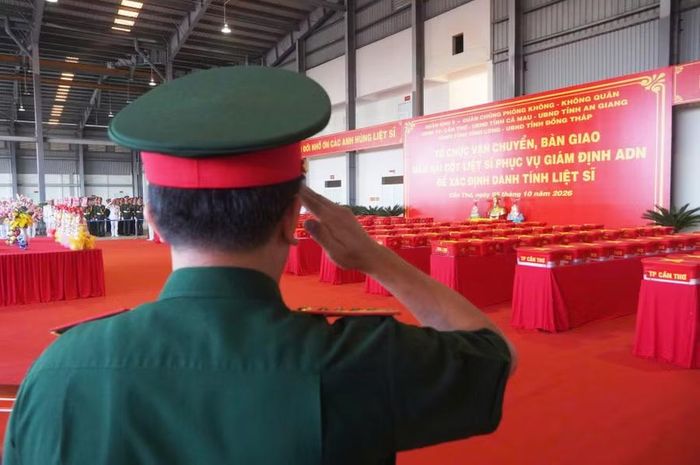  Lễ dâng hương, dâng hoa tổ chức vận chuyển, bàn giao mẫu hài cốt liệt sĩ phục vụ giám định ADN để xác định danh tính liệt sĩ. 