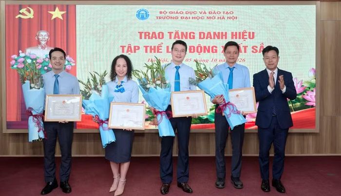 4 đơn vị thuộc Trường Đại học Mở Hà Nội được vinh danh, khen thưởng.