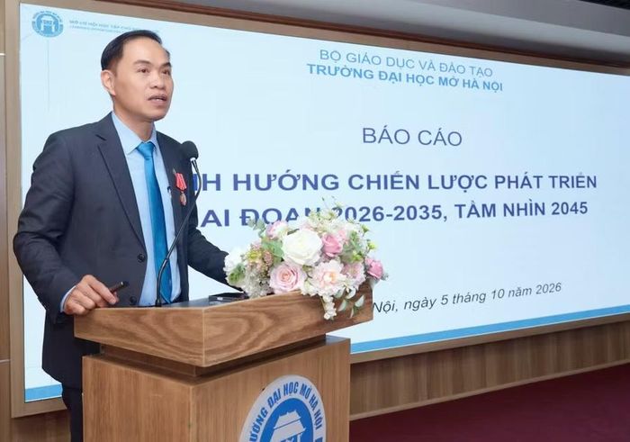 PGS.TS Dương Thăng Long – Phó Hiệu trưởng Trường Đại học Mở Hà Nội báo cáo tại hội nghị.