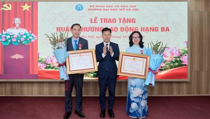 Nhân dịp này, Thứ trưởng Lê Quân trao Huân chương Lao động hạng Ba của Chủ tịch nước cho PGS.TS Nguyễn Thị Nhung và PGS.TS Dương Thăng Long.