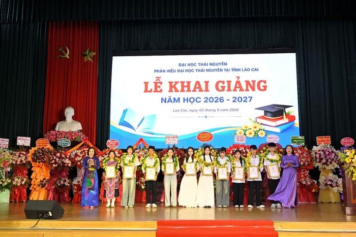 Vinh danh thủ khoa các ngành tuyển sinh năm 2026.