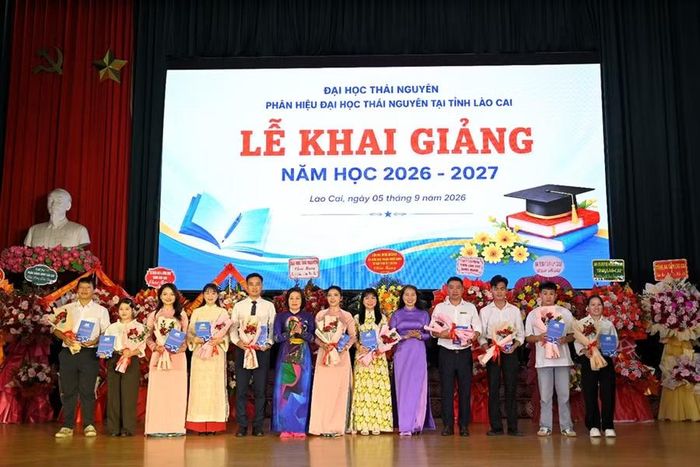 Phân hiệu tuyên dương, khen thưởng các tập thể, cá nhân có thành tích xuất sắc trong năm học 2025–2026.