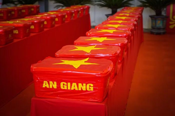 Riêng tỉnh An Giang có 4.762 mẫu hài cốt liệt sĩ, được đóng trong khoảng 40 thùng chuyên dụng, tổng trọng lượng khoảng 520kg. Phía sau mỗi mẫu là niềm mong đợi về một danh tính được xác định, một người thân được tìm lại.