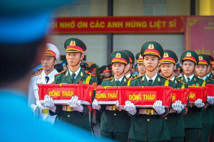 Những thùng mẫu của các địa phương An Giang, Cần Thơ, Đồng Tháp, Vĩnh Long và Cà Mau lần lượt được đưa về phía máy bay, cùng bắt đầu hành trình phục vụ xác định danh tính liệt sĩ.