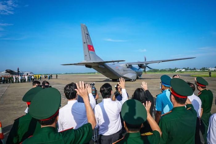 Chuyến bay đặc biệt mang theo hơn 15.000 mẫu hài cốt liệt sĩ.