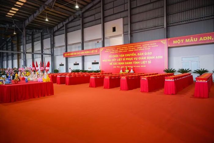 Hơn 15.000 mẫu hài cốt liệt sĩ của các tỉnh, thành khu vực Đồng bằng sông Cửu Long (ĐBSCL) gồm: An Giang, Cần Thơ, Đồng Tháp, Vĩnh Long và Cà Mau được niêm phong, đóng gói trong các thùng chuyên dụng, tập kết trang trọng trước giờ lên đường.