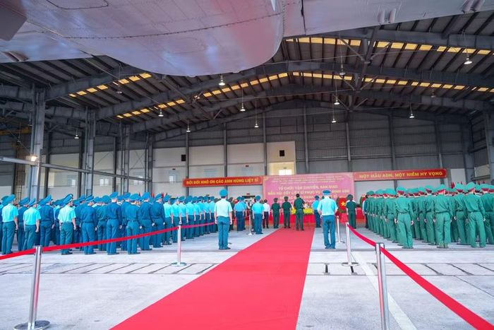 Trong không khí trang nghiêm, các đại biểu thành kính dâng hương tưởng niệm các Anh hùng liệt sĩ, bày tỏ lòng tri ân sâu sắc đối với những người đã hiến dâng tuổi xuân, xương máu cho độc lập, tự do của Tổ quốc.