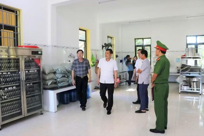 Lãnh đạo tỉnh Nghệ An kiểm tra bếp ăn bán trú tại Trường Tiểu học Quỳnh Tam (xã Quỳnh Tam, Nghệ An). Ảnh: Hồ Lài