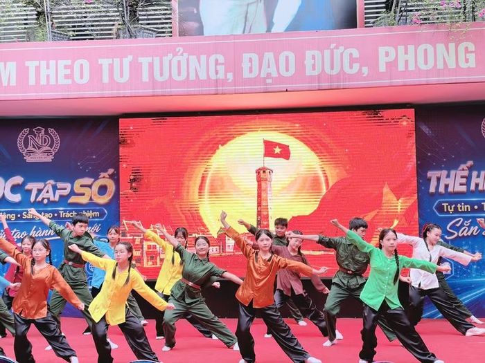 Các tiết mục biểu diễn của học sinh nhà trường.