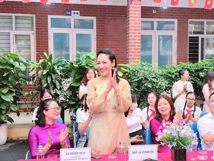 NSƯT, ca sĩ Minh Thu tại chương trình.