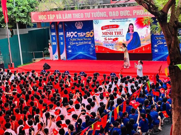 Nữ nghệ sĩ giao lưu với học sinh qua những ca khúc nổi tiếng về Hà Nội.