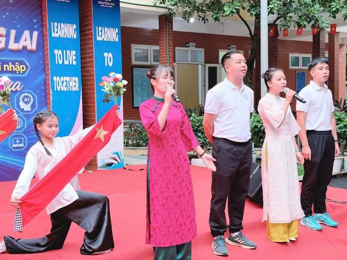 Những ca khúc về tình yêu Thủ đô và đất nước được cất lên tại chương trình.