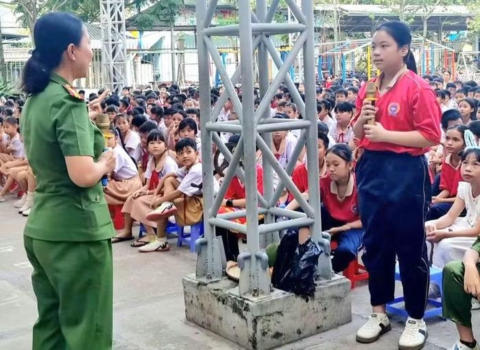 Học sinh hào hứng tham gia "Đố vui có thưởng".