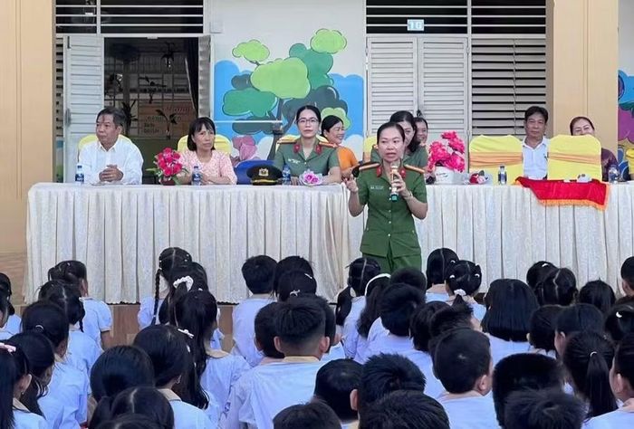 Công an phường Mỹ Thới (tỉnh An Giang) trang bị kiến thức ATGT và kỹ năng sống cho học sinh Trường Tiểu học Lê Hồng Phong.