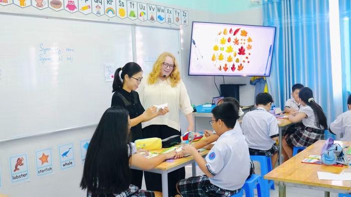 Bên cạnh cô giáo Chernysheva Tatiana có trợ giảng là người Việt Nam. (Ảnh: Nhà trường cung cấp)