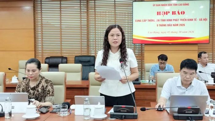 Giám đốc Sở Giáo dục và Đào tạo tỉnh Cao Bằng Đàm Thị Trung Thu trả lời tại họp báo.