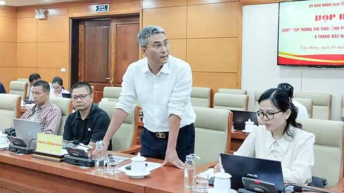 Nhà báo Ngô Sỹ Nha, Trưởng Văn phòng đại diện Báo Giáo dục và Thời đại khu vực Việt Bắc nêu câu hỏi tại họp báo.