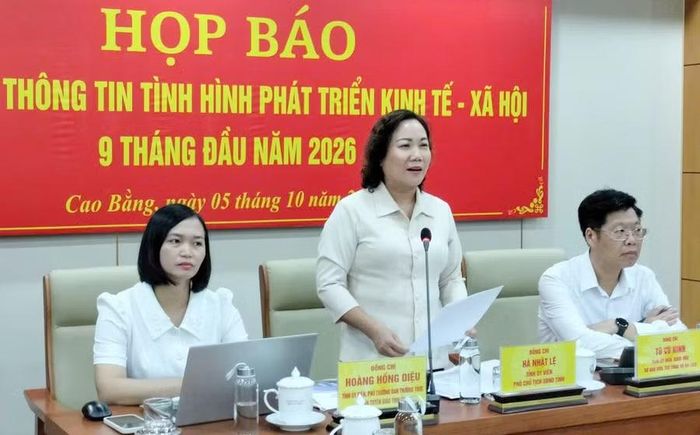 Phó Chủ tịch UBND tỉnh Cao Bằng Hà Nhật Lệ phát biểu tại cuộc họp báo.