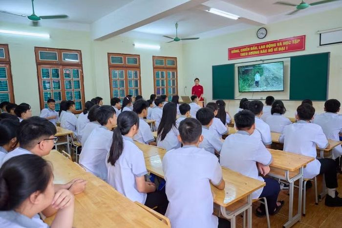 Các học sinh Trường THPT Mai Sơn đang chăm chú nghe giảng.