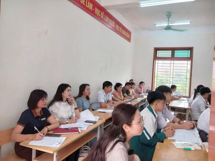 Các giáo viên Trường THPT Mộc Lỵ, phường Mộc Sơn dự giờ bài giảng AI của đồng nghiệp.