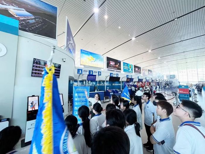 Sân bay quốc tế Cát Bi trở thành một “giảng đường thực tế" cho sinh viên nhà trường.