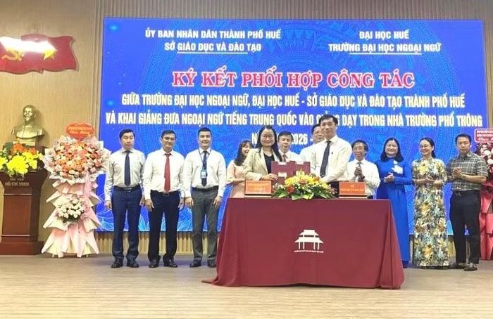 Ký kết hợp tác giữa Sở GD&ĐT TP Huế và Trường Đại học Ngoại ngữ, Đại học Huế.