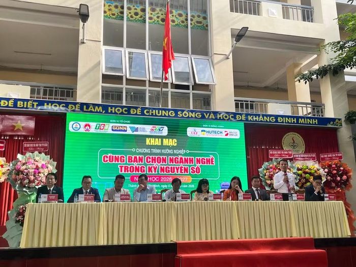 Nhiều chuyên gia giáo dục nghề nghiệp đã có mặt để tư vấn cho học sinh lớp 12 Trường THPT Võ Thị Sáu. Ảnh: P.N