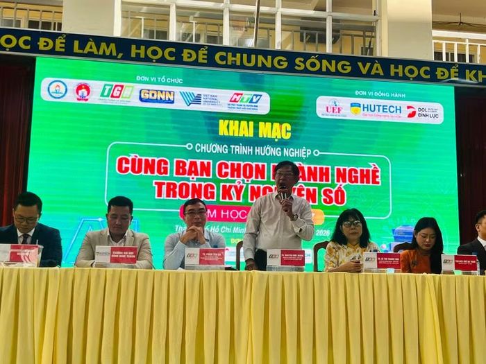 TS. Nguyễn Đức Nghĩa tại buổi tư vấn nghề nghiệp ở Trường THPT Võ Thị Sáu. Ảnh: P.N