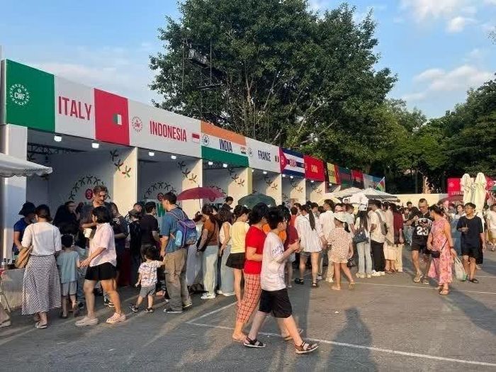 Các gian hàng Lễ hội Văn hóa thế giới tại Hà Nội thu hút đông đảo du khách. (Ảnh: Trần Dung)