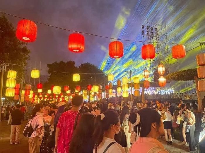 Không gian lung linh của Lễ hội Văn hóa thế giới tại Hà Nội lần thứ hai. (Ảnh: Trần Dung)