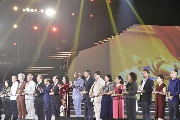 Ban tổ chức trao Kỷ niệm chương của Lễ hội tới các đoàn quốc tế. (Ảnh: Trần Dung)